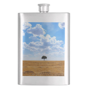 Petaca Árbol en un campo de trigo cosechado
