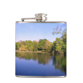 Petaca Árboles verdes en el agua