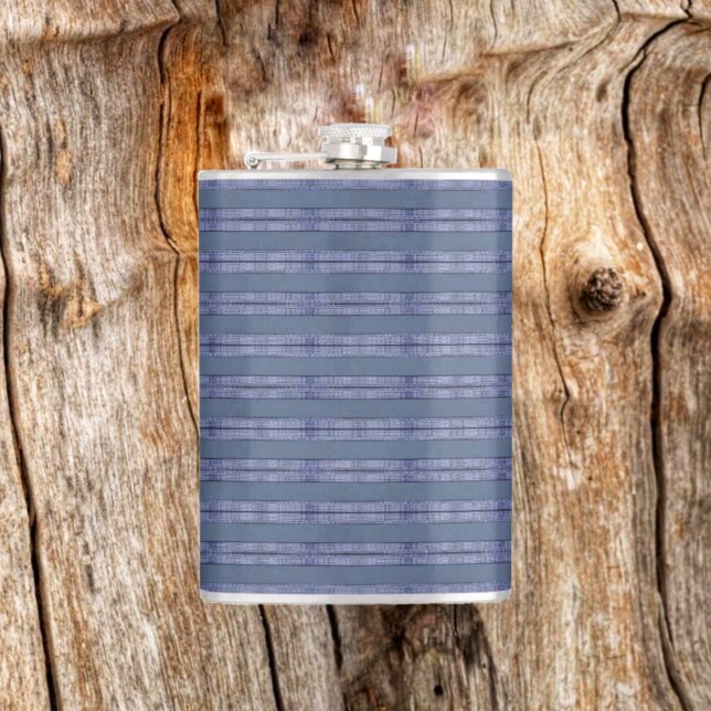 Petaca Azul a rayas ejecutivo (This Executive Striped Blue Flask, fits right into this woody setting!)