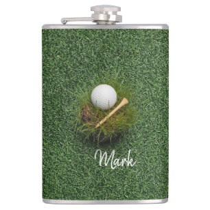 Petaca Balón de golf sobre césped verde