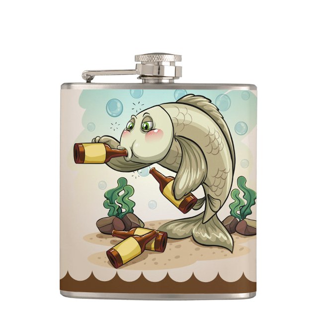 Petaca Beber como un pez (A cartoonish, light-colored fish with green eyes and rosy cheeks is drinking from a brown bottle.)