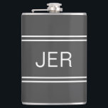 Petaca Bebida de Iniciales de Monograma Personalizado Gri<br><div class="desc">Tres máscaras de acero inoxidable monogramadas iniciales son atemporales, clásicas y de diseño. Nuestro diseño único es el regalo personalizado perfecto para esa ocasión especial. Compre nuestra colección integrada de colores coordinados y golf - accesorios deportivos. Las iniciales monogramadas personales personalizados se agregan a un fondo gris oscuro con un...</div>