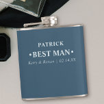 Petaca Boda Fecha y nombres Azul Mejor hombre personaliza<br><div class="desc">Las gafas de cadera personalizadas son grandes regalos de boda para el mejor hombre y los padrinos. Este diseño de tipografía minimalista está escrito en tipografía moderna y audaz y puede ser personalizado para cada fiesta del novio. La plantilla de nombres está preparada para que añada el nombre del novio,...</div>