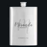 Petaca Bridesmaid personalizada de escritura moderna<br><div class="desc">Añada un toque personal a su boda con el matraz personalizado de la dama de honor. Este matraz presenta el nombre personalizado de la dama de honor en el estilo de fuente de escritura moderno gris y monograma en el estilo de fuente de escritura moderno gris claro como fondo con...</div>