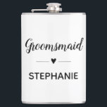 Petaca Camarada minimalista con Boda de guiones de nombre<br><div class="desc">La criada puede necesitar un poco de licor en su bebida de este matraz personalizado,  cuando está ayudando con las sesiones de planificación de su boda. Muéstrale lo que significa para ti.</div>