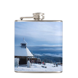 Petaca Capilla en la montaña de la nieve de los Alpes