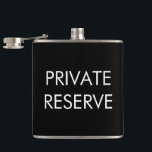 Petaca Carácter privado de reserva<br><div class="desc">Este matraz blanco y negro está decorado con las palabras "Reserva Privada", lo que lo convierte en un regalo muy fresco y masculino. Es perfecto para los novios en la fiesta de bodas, para un jefe, suegro o tu padre. Solo agrega una botella de su favorito para hacerlo extra especial....</div>