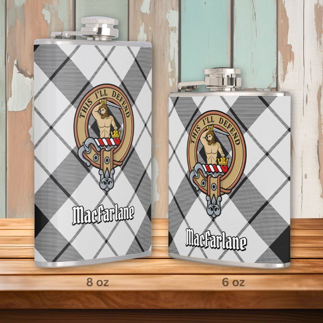 Petaca Clan MacFarlane Escudo sobre el tartán blanco y ne (Subido por el creador)