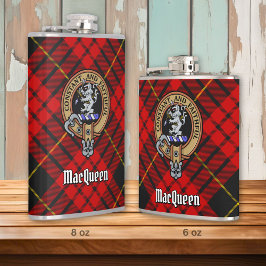 Petaca Clan MacQueen Crest sobre Tartán