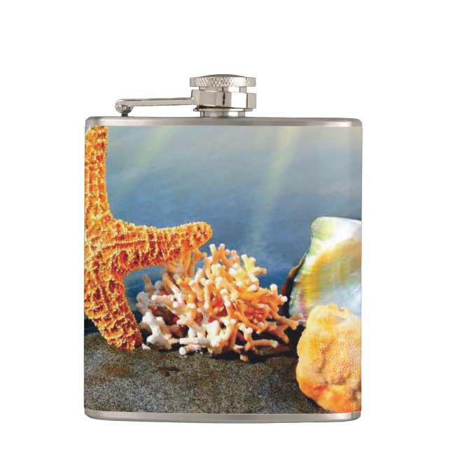 Petaca conchas de mar y estrellas de mar en la playa (Anverso)