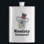 Petaca Cute Koala Pun Koalaty Groomsman<br><div class="desc">Un matraz con un lindo oso koala en un sombrero de top negro con una cinta roja. Agradable y peludo. El texto dice Koalaty Groomsman. Un juego de palabras divertido.</div>