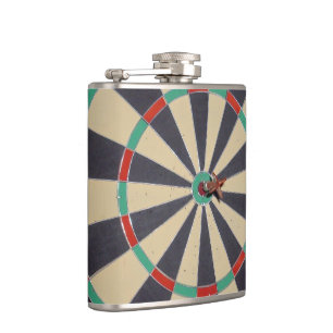 Petaca Dart En Un Bullseye De Cartón,