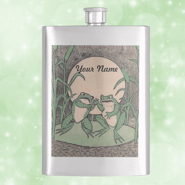 Petaca Dos Ranas Verdes Divertidas Antiguas Luna (Two cute argueing frogs on lily pad reed plants moon on drinking flask.)