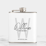 Petaca El nombre de Groomsman personalizado con escritura<br><div class="desc">Moderno Minimalista Personalizado Monograma y Regalos de nombres Este diseño presenta el nombre del groomsman personalizado en estilo de letra de escritura a mano gris moderno y monograma en color gris claro moderno sans serif estilo de fuente como fondo, con detalles bodas en estilo de fuente sans serif moderno gris,...</div>