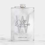 Petaca El nombre de Groomsman personalizado con escritura<br><div class="desc">Moderno Minimalista Personalizado Monograma y Regalos de nombres Este diseño presenta el nombre del groomsman personalizado en estilo de letra de escritura a mano gris moderno y monograma con estilo de fuente sans serif gris claro moderno como fondo, con detalles bodas en estilo de fuente sans serif moderno gris, sobre...</div>