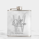 Petaca El nombre de Groomsman personalizado con guión de<br><div class="desc">Moderno Minimalista Personalizado Monograma y Regalos de nombres Este diseño presenta el nombre del groomsman personalizado en estilo de letra de escritura a mano gris moderno y monograma con estilo de fuente sans serif gris claro moderno como fondo, con detalles bodas en estilo de fuente sans serif moderno gris, sobre...</div>