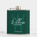 Petaca El nombre de Groomsman personalizado con guión ver<br><div class="desc">Moderno Minimalista Personalizado Monograma y Regalos de nombres Este diseño presenta el nombre del groomsman personalizado en blanco estilo de letra de escritura moderna y monograma en color verde esmeralda claro sans serif estilo de fuente como fondo, con detalles bodas en blanco moderno estilo de letra sans serif serif, sobre...</div>