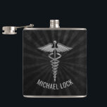 Petaca El símbolo médico de plata personalizó a médicos<br><div class="desc">Las especialidades médicas del caduceo fresco personalizaron el frasco envuelto vinilo. Grande para los regalos para los médicos y las enfermeras o envíe como regalo de la graduación, regalo de boda también. Para cambiar el texto, utilice la opción de la personalización. Para un texto más extenso cambia por ejemplo los...</div>