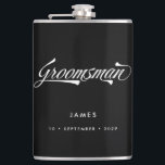 Petaca Elegante Boda Groomsmen Retro Typography<br><div class="desc">Este matraz personalizado es un elegante regalo de los padrinos. Fuente inspirada en Funky retro en blanco sobre fondo negro y tu nombre y fecha de elección! ¿Desea más elementos bodas en este estilo? ¡Envíame un mensaje!</div>