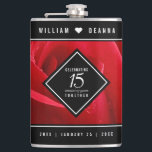 Petaca Elegante celebración del 15° Rosa de aniversario d<br><div class="desc">¡Celebremos el 15º aniversario de los rosas de boda con este matraz conmemorativo de cadera! Elegante serif y sans serif con letras en un romántico rojizo aportan un toque memorable para esta ocasión especial y un hito. Personalizar con los nombres de la pareja feliz, y años de matrimonio. Nota: este...</div>