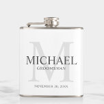 Petaca Elegante Groomsmen Blanco Personalizado<br><div class="desc">Añada un toque personal a su boda con un matraz de groomsmen personalizado. Este matraz presenta el nombre personalizado del groomsman con el título y la fecha boda en gris y monograma en gris claro como fondo, en estilo clásico serif, sobre fondo blanco. También perfecto para el mejor hombre, padre...</div>