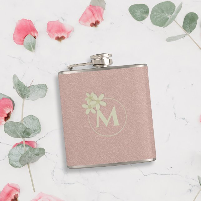 Petaca Elegante Monograma de Margarita Rosa Frasco (A pretty blush pink hip flask makes the perfect Mother's Day gift for your Mom (or yourself))