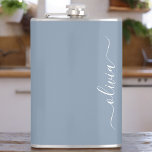 Petaca Elegante Monograma moderno Minimalista azul turbio<br><div class="desc">Presentamos nuestra Dusty Blue Minimalista Monogram Elegant Collection: Eleva tu estilo con sofisticación y encanto intemporal. Nuestra colección presenta diseños minimalistas en un suave y polvoriento matiz azul, realzados con elegantes monogramas adaptados a su gusto personal. Desde la papelería refinada hasta los accesorios versátiles, cada pieza de nuestra colección está...</div>