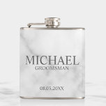 Petaca Elegantes Groomsmen Personalizados de Mármol Blanc<br><div class="desc">Elegante y elegante regalo de Groomsmen personalizado de mármol blanco con el nombre,  el título y la fecha de un groomsman personalizado en estilo clásico serif sobre fondo de mármol blanco. También perfecto para el Mejor Hombre,  Padre de la Novia y más.</div>