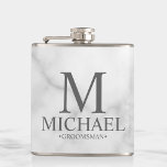 Petaca Elegantes Groomsmen Personalizados de Mármol Blanc<br><div class="desc">Elegante y elegante regalo de Groomsmen personalizado de mármol blanco con monograma personalizado,  nombre del timonel y título en estilo clásico serif sobre fondo de mármol blanco. También perfecto para el Mejor Hombre,  Padre de la Novia y más.</div>