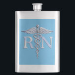 Petaca Enfermera inscrita RN Silver Caduceus en Baby Blue<br><div class="desc">El diseño Simbólico de Simbol Médico Simbólico de Plata Cromado como Caduceus presentado aquí sobre un fondo azul bebé. Las serpientes caduceus están diseñadas para parecer cromadas. Es bueno para una ocasión de graduación, una declaración para tu profesión, o para un regalo con esa apariencia médica que estás buscando. Utilice...</div>