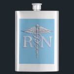 Petaca Enfermera inscrita RN Silver Caduceus en Baby Blue<br><div class="desc">El diseño Simbólico de Simbol Médico Simbólico de Plata Cromado como Caduceus presentado aquí sobre un fondo azul bebé. Las serpientes caduceus están diseñadas para parecer cromadas. Es bueno para una ocasión de graduación, una declaración para tu profesión, o para un regalo con esa apariencia médica que estás buscando. Utilice...</div>