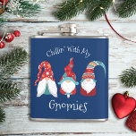 Petaca Escalofriante con mi Gnomies Funny Holiday Blue<br><div class="desc">"Chillin’ con mis gnomos". Celebra la temporada navideña en "estilo" con este singular y divertido matraz! Tres gnomos escandinavos adorables, divertidos y extravagantes diseñados en rojo, azul polvoriento y naranja junto con tipografía audaz y blanca sobre un fondo azul marino te ayudan a entrar en el espíritu de los Navidades,...</div>