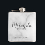 Petaca Flask personalizada de Bridesmaid con guión modern<br><div class="desc">Añada un toque personal a su boda con el matraz personalizado de la dama de honor. Este matraz presenta el nombre personalizado de la dama de honor en el estilo de letra de escritura moderno y gris con título y fecha boda en el estilo de fuente sans serif gris y...</div>