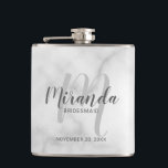 Petaca Flask personalizada de Bridesmaid con guión modern<br><div class="desc">Añada un toque personal a su boda con el matraz personalizado de la dama de honor. Este matraz presenta el nombre personalizado de la dama de honor en el estilo de letra de escritura moderno gris y monograma en el estilo de letra de escritura moderno gris claro como fondo con...</div>