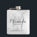 Petaca Flask personalizada de Bridesmaid con guión modern<br><div class="desc">Añada un toque personal a su boda con el matraz personalizado de la dama de honor. Este matraz presenta el nombre personalizado de la dama de honor en el estilo de letra de escritura moderno gris y monograma en el estilo de letra de escritura moderno gris claro como fondo con...</div>