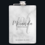 Petaca Flask personalizada de Bridesmaid con guión modern<br><div class="desc">Añada un toque personal a su boda con el matraz personalizado de la dama de honor. Este matraz presenta el nombre personalizado de la dama de honor en el estilo de letra de escritura moderno gris y monograma en el estilo de letra de escritura moderno gris claro como fondo con...</div>