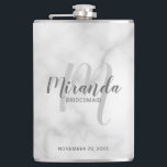 Petaca Flask personalizada de Bridesmaid con guión modern<br><div class="desc">Añada un toque personal a su boda con el matraz personalizado de la dama de honor. Este matraz presenta el nombre personalizado de la dama de honor en el estilo de letra de escritura moderno gris y monograma en el estilo de letra de escritura moderno gris claro como fondo con...</div>