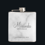 Petaca Flask personalizada de Bridesmaid con guión modern<br><div class="desc">Añada un toque personal a su boda con el matraz personalizado de la dama de honor. Este matraz presenta el nombre personalizado de la dama de honor en el estilo de letra de escritura moderno y gris con título y fecha boda en el estilo de fuente sans serif gris y...</div>