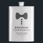 Petaca Fun Black Tie Tuxedo Groomsman Silver Flask<br><div class="desc">Este divertido matraz está diseñado como un regalo o un favor para sus padrinos. Presenta una imagen de una corbata de arco negro con tres botones, pareciéndose a un esmoquin. El texto dice "Groomsman" y tiene un lugar para su nombre, los nombres de la pareja y la fecha de boda....</div>