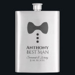 Petaca Fun Black Tie Tuxedo Mejor Matraz de plata hombre<br><div class="desc">Este matraz divertido está diseñado como un regalo o un favor para tu mejor hombre. Presenta una imagen de una corbata de arco negro con tres botones, pareciéndose a un esmoquin. El texto dice "Mejor hombre" y tiene un lugar para su nombre, los nombres de la pareja y la fecha...</div>