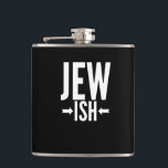 Petaca Gracioso regalo judío para el Barco Mitzvah o Hanu<br><div class="desc">Este regalo judío es gracioso para cualquiera que sea sólo un pequeño judío o tal vez mitad judío. Pueden usar esto alrededor de Hanukkah o Navidades como un chiste gracioso mientras que todos los demás tienen un desagradable suéter Navidad. Este gracioso regalo judío dice Jew Ish con flechas que apuntan...</div>