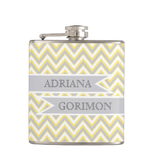 Petaca Gris chevron moderno, boda amarillo personalizado