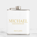 Petaca Groomsman clásico personalizado en blanco y oro<br><div class="desc">Clásicos regalos Groomsman personalizados en blanco y oro con el nombre, el título y la fecha boda de un groomman personalizado en estilo de letra de serif clásico dorado. También perfecto para el Mejor Hombre, Padre de la Novia y más. Nota: Los detalles del Relieve metalizado se simulan en la...</div>