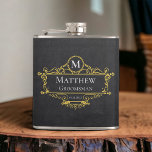 Petaca Groomsman con estilo negro y oro<br><div class="desc">Este elegante diseño de matraz de color negro y oro vintage presenta tipografía inicial,  nombre y fecha para un ambiente minimalista que se puede personalizar fácilmente.</div>