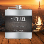 Petaca Groomsman de cuero de imitación metálico plateado<br><div class="desc">Esmalte de diseño moderno con un diseño metálico en gris plateado con una banda de cuero falso. Hermoso para un novio,  el Día del Padre o jefe ... </div>