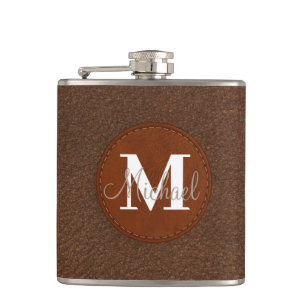 Petaca groomsman de cuero marrón elegante y personalizado