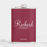 Petaca Groomsman personalizado con guión moderno<br><div class="desc">Regalos personalizados de Groomsman con el nombre personalizado del groomsman en un estilo de letra blanco moderno con el título y la fecha boda en modernos sans serif con el estilo de letra en rojo burdeos. También perfecto para el mejor hombre, padre de la novia, dama de honor, madre de...</div>