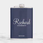 Petaca Groomsman personalizado con guión moderno<br><div class="desc">Regalos personalizados de Groomsman con el nombre personalizado del groomsman en un estilo de letra blanco moderno con el título y la fecha boda en un estilo de letra sans serif moderno con fondo azul marino. También perfecto para el mejor hombre, padre de la novia, dama de honor, madre de...</div>