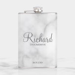 Petaca Groomsman personalizado con guión moderno<br><div class="desc">Regalos Groomsman personalizados con el nombre personalizado del groomsman en estilo de letra gris moderno con el título y la fecha boda en el estilo de letra sans serif moderno sobre fondo de mármol blanco. También perfecto para el mejor hombre, padre de la novia, dama de honor, madre de la...</div>