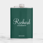 Petaca Groomsman personalizado con guión moderno<br><div class="desc">Regalos personalizados de Groomsman con el nombre personalizado del groomsman en un estilo de letra blanco moderno con el título y la fecha boda en un estilo de letra sans serif moderno con fondo verde esmeralda. También perfecto para el mejor hombre, padre de la novia, dama de honor, madre de...</div>
